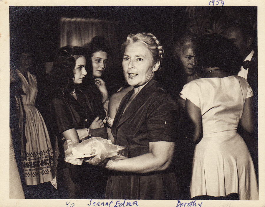 Yolanda (Jack's wife), Jeanne, Aunt Edna Youmans and Dorothy visible