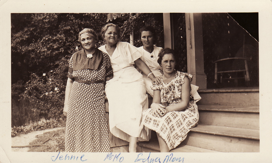 Jennie & Momo (are sisters). Edna & Dorothy (are sisters)